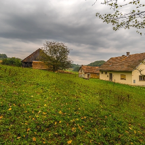 V Sveti Trojici prodamo posest s stanovanjsko hišo in gospodarskimi poslopji